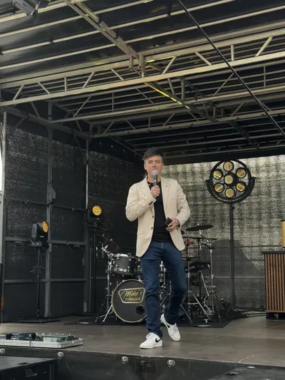 Glenn Martin met microfoon op een podium