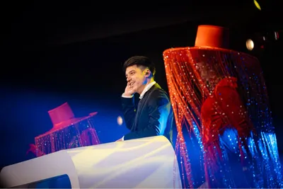 Glenn Martin achter de draaitafel tijdens een show