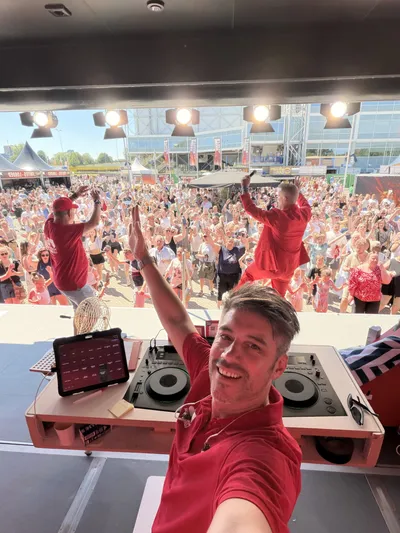 Glenn Martin op het podium bij de Postcode Loterij Muziekbingo